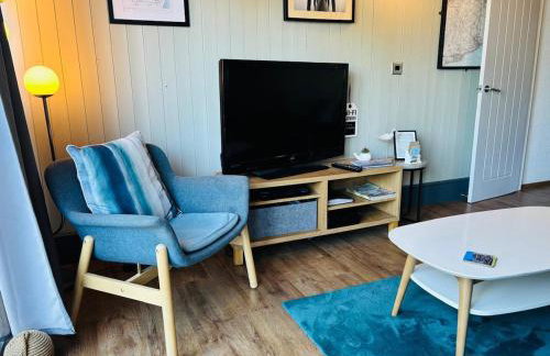 Kingsdowns Top Family Chalet, stunning and cosy interiors, indoor heated pool, mini golf, tennis court, BBQ and beach! - Foto 15