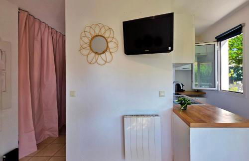 Studio près mer et aéroport - Studio near sea and airport - Photo 3