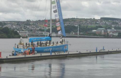 penthouse on the river foyle. foyleview apartments - Foto 23