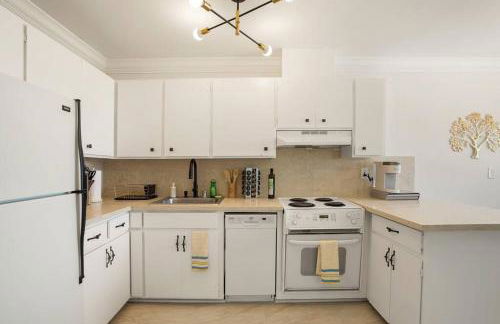 Charming 2BR Coastal Getaway in Pacifica - Photo 18