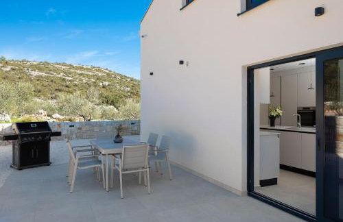 Luxury Villa Dolac near Split, airport, complete privacy, infinity heated pool - Photo 17