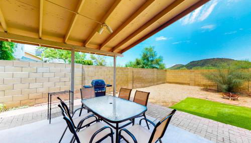 Retro home with enclosed yard, covered patio, grill, firepit, AC, & washer, dryer - Foto 3