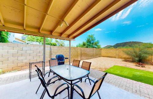 Retro home with enclosed yard, covered patio, grill, firepit, AC, & washer, dryer - Foto 3