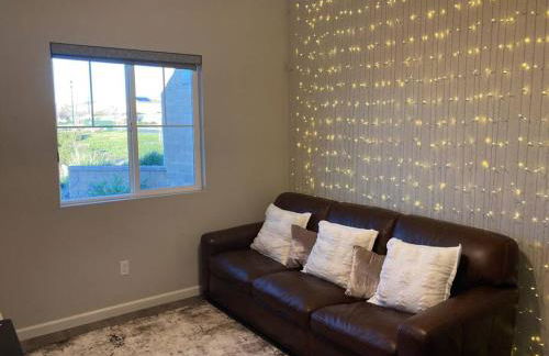 Country-Style Modern Living Suite w/Queen Bed - Foto 9