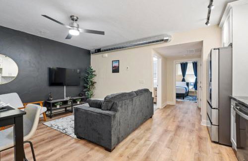 Upscale King Bed Suite ADA with Free Parking - Foto 15