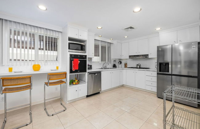 3BR 3BA Pool Downtown Short Walk to Beach - Foto 3