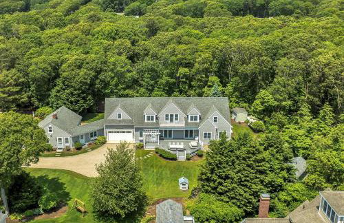 Stay 1 Block from Ocean at 7-Bed Retreat with Yard, Deck and Game Room, Host Up to 22 Across 16 Beds, Gas Fireplace, Gas Grill, Ample Parking, Walk to Menauhant Beach, Perfect for Family Getaway, 24 Hr Hospitality - Foto 7