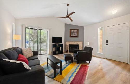 Central Condo 1BR 1BA, Private Patio and Fenced Yard w Parking by Austin Vacay - Foto 1