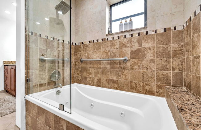 Family-friendly 5BR Home w/ Heated Pool & Parking - Foto 12