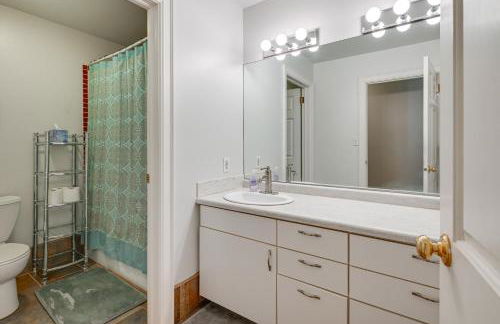 Large Home with Indoor Basketball Court and Game Room! - Foto 31