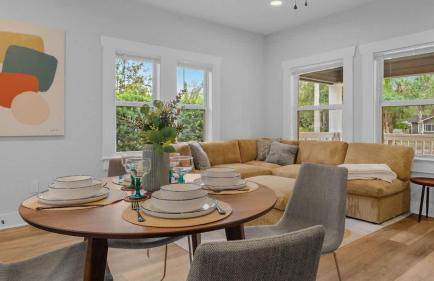 Mid-Century Modern Retreat by Coffee, Food + Shops - Foto 33