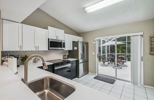 THIS IS PARADISE FOUND! Private In-Ground Pool Home, Views, Near Dis, NO Steps, LOW Rates! - Foto 112