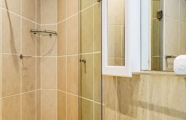 Camps Bay 4BR w Pool and Sea Views Atlantic Gem - Photo 28