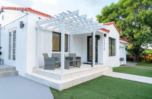 Luxury Retreat 3B ,2Ba POOL , Coral Gables Center - Photo 19