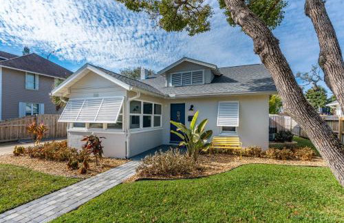 Adorable Dog Friendly Home with Fenced Yard, Office, STEPS to Canal & Hospital! - Foto 6