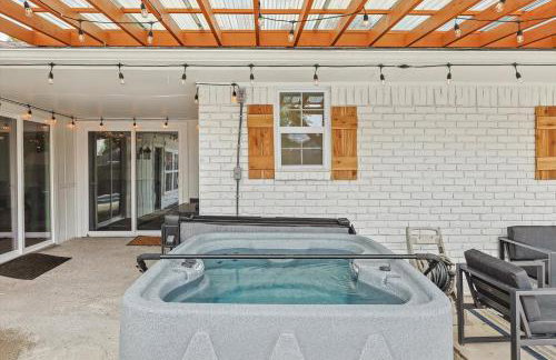 5-BR Relaxing Retreat with Pool Hot tub Fire Pit - Foto 3