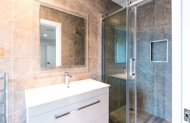 Brand New 5BR home with view of the sea - Photo 46