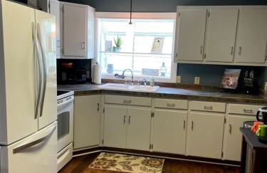 Charming Downtown Cottage with Porch & Backyard Retreat near Beaverhead River in Dillon, Montana - Foto 16