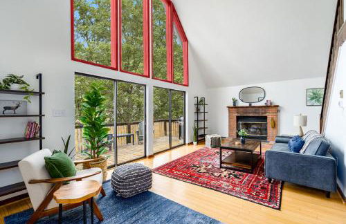 Modern Chalet w Hot Tub, Large Deck, Grill & WiFi - Foto 8