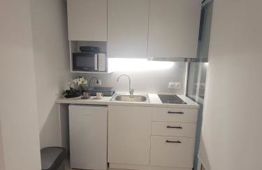 Stylish Rooftop Retreat with Hot Tub with Loutraki Beach - Foto 40