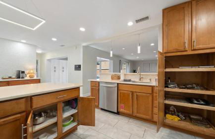 5BR Family Oasis with Pool and Game Room - Foto 54