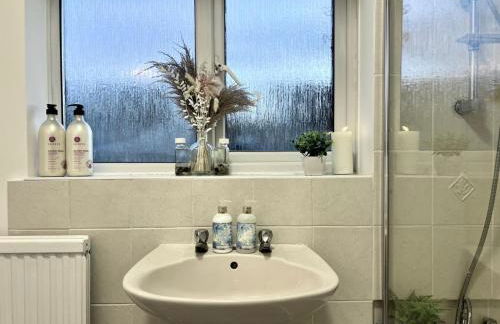 J&J stays 5 bedroom detached house in Peterborough with parking - Photo 59