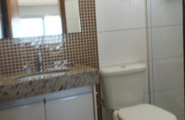 VISTA MAR DESLUMBRANTE, apto novo e moderno, a uma quadra da praia, prédio com piscina, quartos com ar condicionado, roupas de cama e banho, redes de proteção, TV 65, Wi Fi, Sky, cadeiras de praia, churrasqueira elétrica, portaria 24 horas e 2 garagens - Photo 12