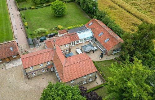 Cottage In Norfolk Sleeps 23 - Private Pool, Fishing Lake, Hot Tub Ref 99008Sc - Foto 3