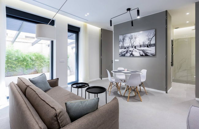 Teanna Lux Apartments - Photo 18