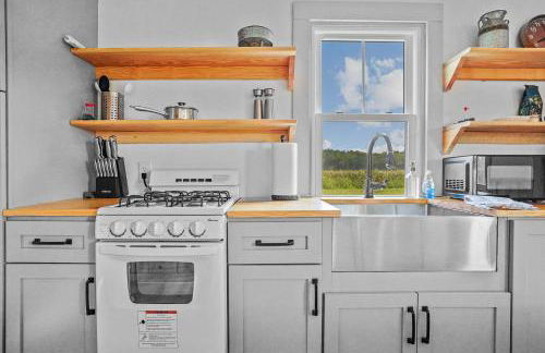 Charming 2BR with Fire Pit on Farm - 10 Min to Wharf - Foto 11