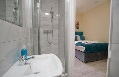 Hastings Manor - Free Netflix, Parking, WiFi & Private Garden - Foto 13