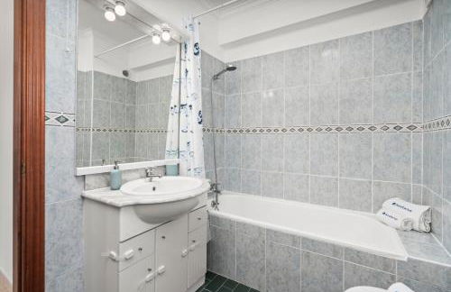 Elegant Flat with Pool & Balcony by HostWise - Foto 21