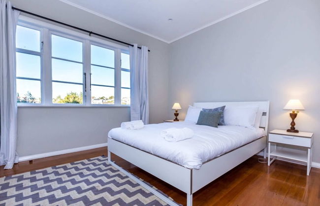 Sunny, Character 2 Bedroom Home - Mission Bay - Photo 3