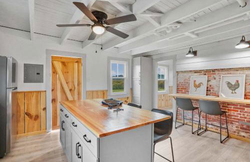 Charming 2BR with Fire Pit on Farm - 10 Min to Wharf - Foto 10