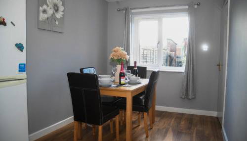 2ndHomeStays- Willenhall-A Serene 3 Bed House with a Garden View-Suitable for Contractors and Families-Sleeps 9 - 7 mins to J10 M6 and 21 mins to Birmingham - Foto 4