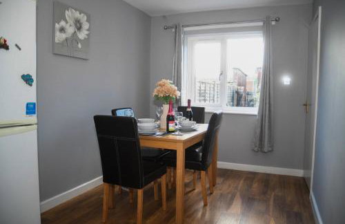 2ndHomeStays- Willenhall-A Serene 3 Bed House with a Garden View-Suitable for Contractors and Families-Sleeps 9 - 7 mins to J10 M6 and 21 mins to Birmingham - Foto 4