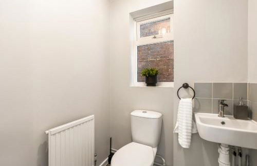 Spacious 5-Bedroom Home, Accommodates 10, Fast Wi-Fi & Parking Included - Foto 10