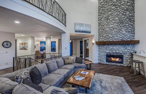 Cozy mountain home w riverfront patio - Foto 28