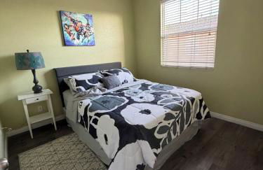 Private and Stylish 3Bdrm 3Ba Townhome, Gated Patio, King Bed, Spacious, Free Parking, Available now - Foto 18