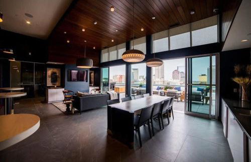 2BR Balcony Suite Gym & Pool Downtown at CityWay - Foto 11