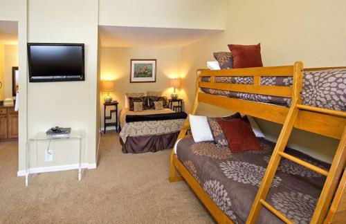 St Anton Street View 2-Bedroom Condo with full kitchen - Foto 10