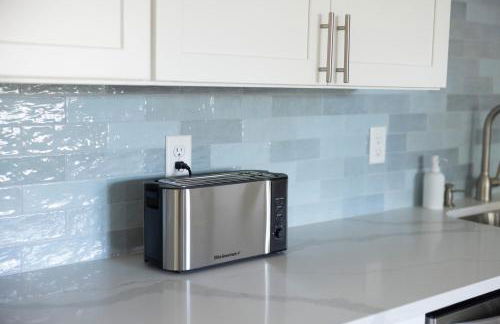 Spacious 4BR Beach Retreat, Steps to Pine Point - Foto 48