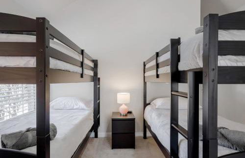 Glamorous Mansion w Private Pool and Cinema Room - Photo 41