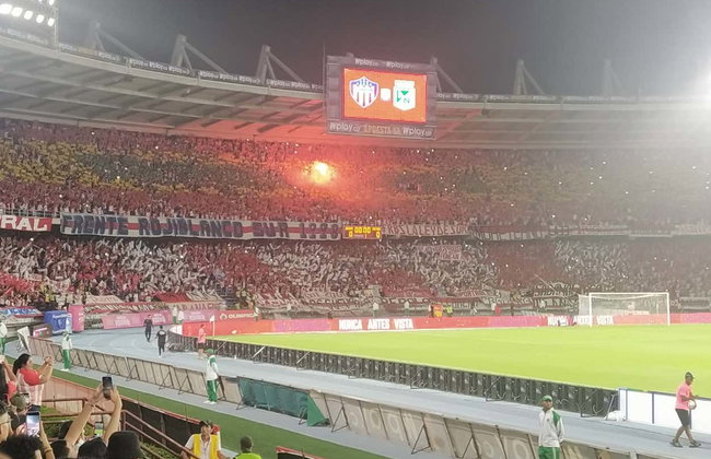 Match de football à Barranquilla avec des supporters locaux - Photo 3