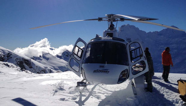 Helicóptero pousando em uma zona nevada