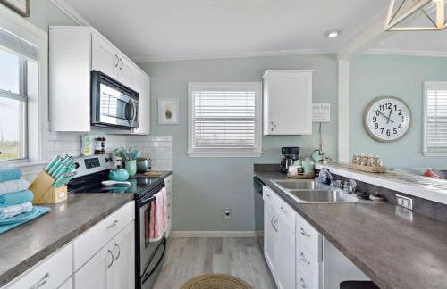 Coastal bungalow with huge yard, comfy deck and close to beach - Foto 8