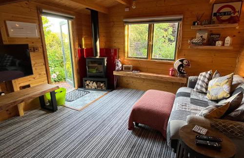 Rubys Retreat Stylish Log Cabin-Hidden Garden - Photo 4