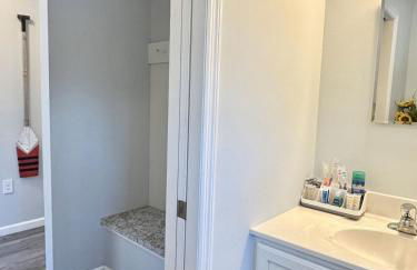 5BR Waterfront Hot Tub Kids Playscape Pets Family Compound! - Foto 28