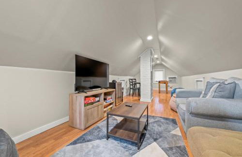 2-Story Stay with Game Lounge & Free Parking Spots - 5 mins to NYC Train - Foto 6