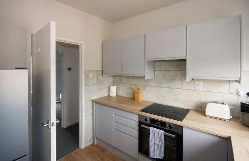 #33 Beautiful 2 bed apt Tamworth Private Parking - Photo 12